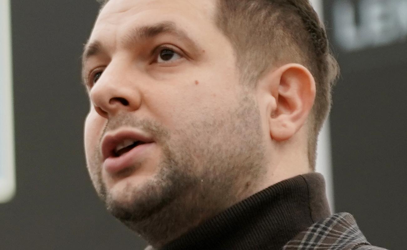 Patryk Jaki oskarża środowisko Grzegorza Brauna o prorosyjską kryptoagenturę i realizację interesów Kremla. Autorstwa European Parliament - , CC BY 2.0