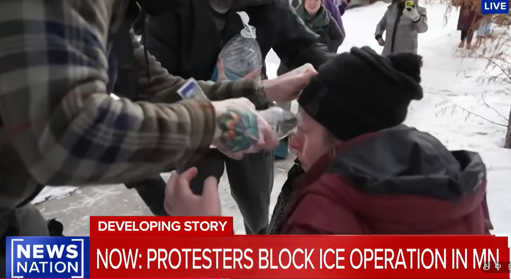 Zamieszki w Minneapolis. Kobiety przemywają oczy po spryskaniu gazem pieprzowym przez agentów ICE. / Youtube