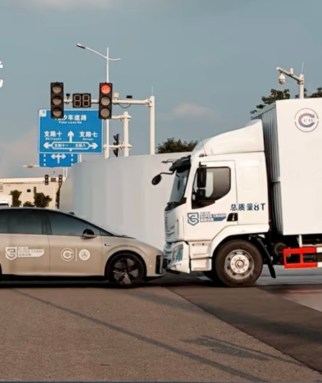 Chiński test zderzeniowy elektrycznego SUV-a i ciężarówki. źródło: chinaevhome