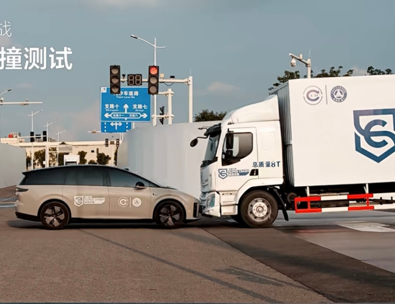 Chiński test zderzeniowy elektrycznego SUV-a i ciężarówki. źródło: chinaevhome