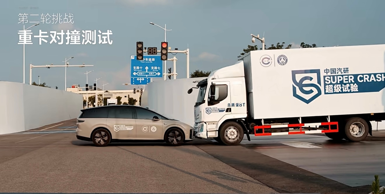Chiński test zderzeniowy elektrycznego SUV-a i ciężarówki. źródło: chinaevhome