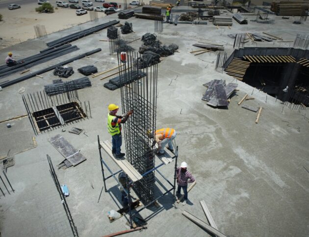 Czy nowe przepisy o schronach od 2026 roku podniosą ceny mieszkań? Ekspertka PZFD uspokaja, deweloperzy ostrzegają przed kumulacją kosztów. fot: Glenov Brankovic/Unsplash