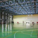 Rząd planuje budowę hal sportowych i boisk z funkcją schronienia. fot: Andy Kuo/Unsplash