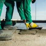 Pracownik kładzie płytki podłogowe. Praca tymczasowa dla agencji ma swoje ograniczenia. fot: Wesley Pacífico/ Unsplash