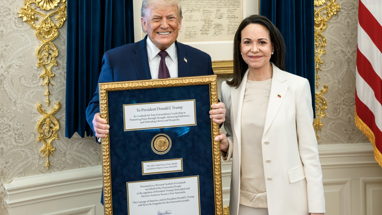 Liderka wenezuelskiej opozycji Maria Corina Machado podczas spotkania w Białym Domu wręcza Donaldowi Trumpowi medal Pokojowej Nagrody Nobla./ The White House/X
