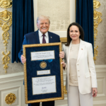 Liderka wenezuelskiej opozycji Maria Corina Machado podczas spotkania w Białym Domu wręcza Donaldowi Trumpowi medal Pokojowej Nagrody Nobla./ The White House/X