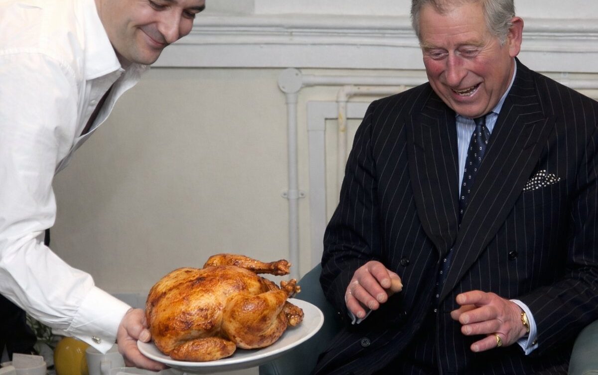 Król Charles III, tuż przed zjedzeniem pieczonego kurczaka