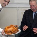 Król Charles III, tuż przed zjedzeniem pieczonego kurczaka