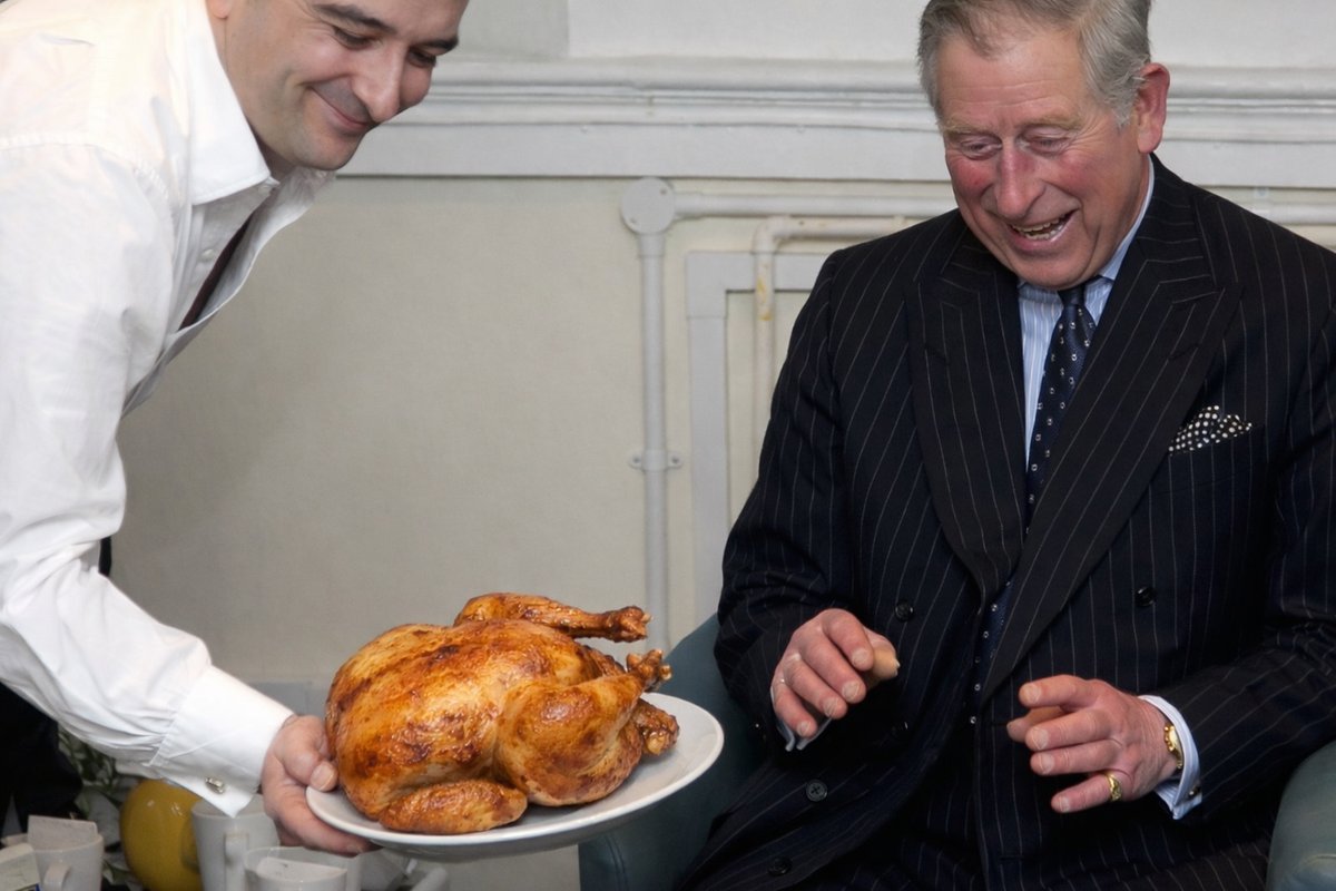 Król Charles III, tuż przed zjedzeniem pieczonego kurczaka