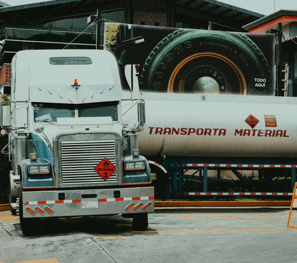 Śmiertelny wypadek ciężarówki w USA. Koniec wiz dla kierowców-imigrantów. fot: Frames For Your Heart/Unsplash