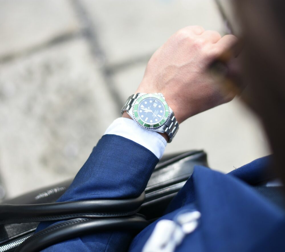 Na zdjęciu osoba w podróży służbowej. Diety za delegacje 2026 rosną o 30 proc. fot: Andrea Natali/Unsplash