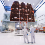 Dwóch techników spogląda na Kosmiczny Teleskop Nancy Grace Roman po połączeniu jego wewnętrznego i zewnętrznego segmentu w Centrum Lotów Kosmicznych im. Goddarda (USA), 25 listopada 2025 roku. Fot. NASA/Jolearra Tshiteya