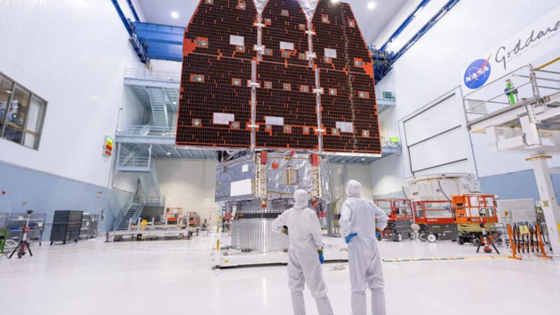 Dwóch techników spogląda na Kosmiczny Teleskop Nancy Grace Roman po połączeniu jego wewnętrznego i zewnętrznego segmentu w Centrum Lotów Kosmicznych im. Goddarda (USA), 25 listopada 2025 roku. Fot. NASA/Jolearra Tshiteya