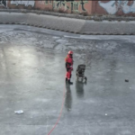 Wodna Służba Ratownicza. Wózek dziecięcy na Odrze. Fot: Wodna Służba Ratownicza