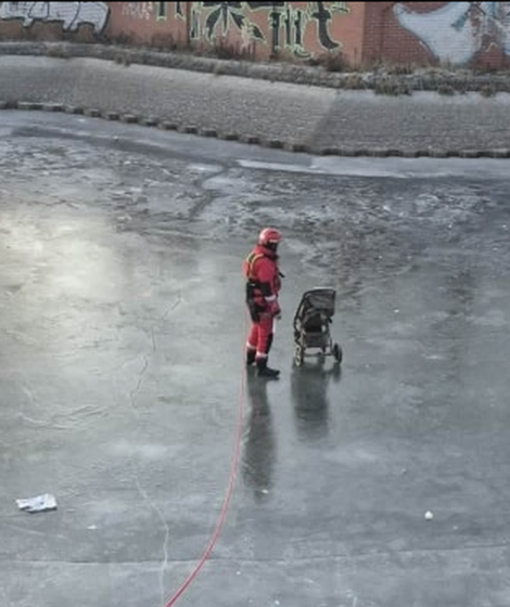 Wodna Służba Ratownicza. Wózek dziecięcy na Odrze. Fot: Wodna Służba Ratownicza