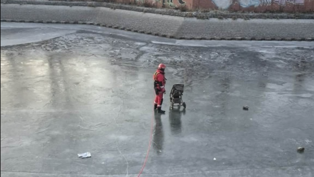 Wodna Służba Ratownicza. Wózek dziecięcy na Odrze. Fot: Wodna Służba Ratownicza