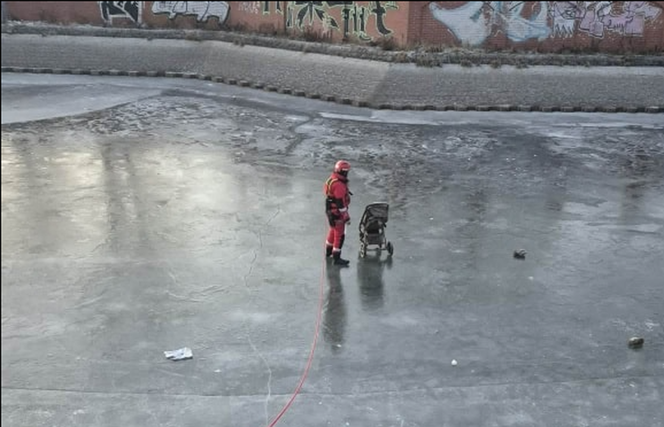 Wodna Służba Ratownicza. Wózek dziecięcy na Odrze. Fot: Wodna Służba Ratownicza
