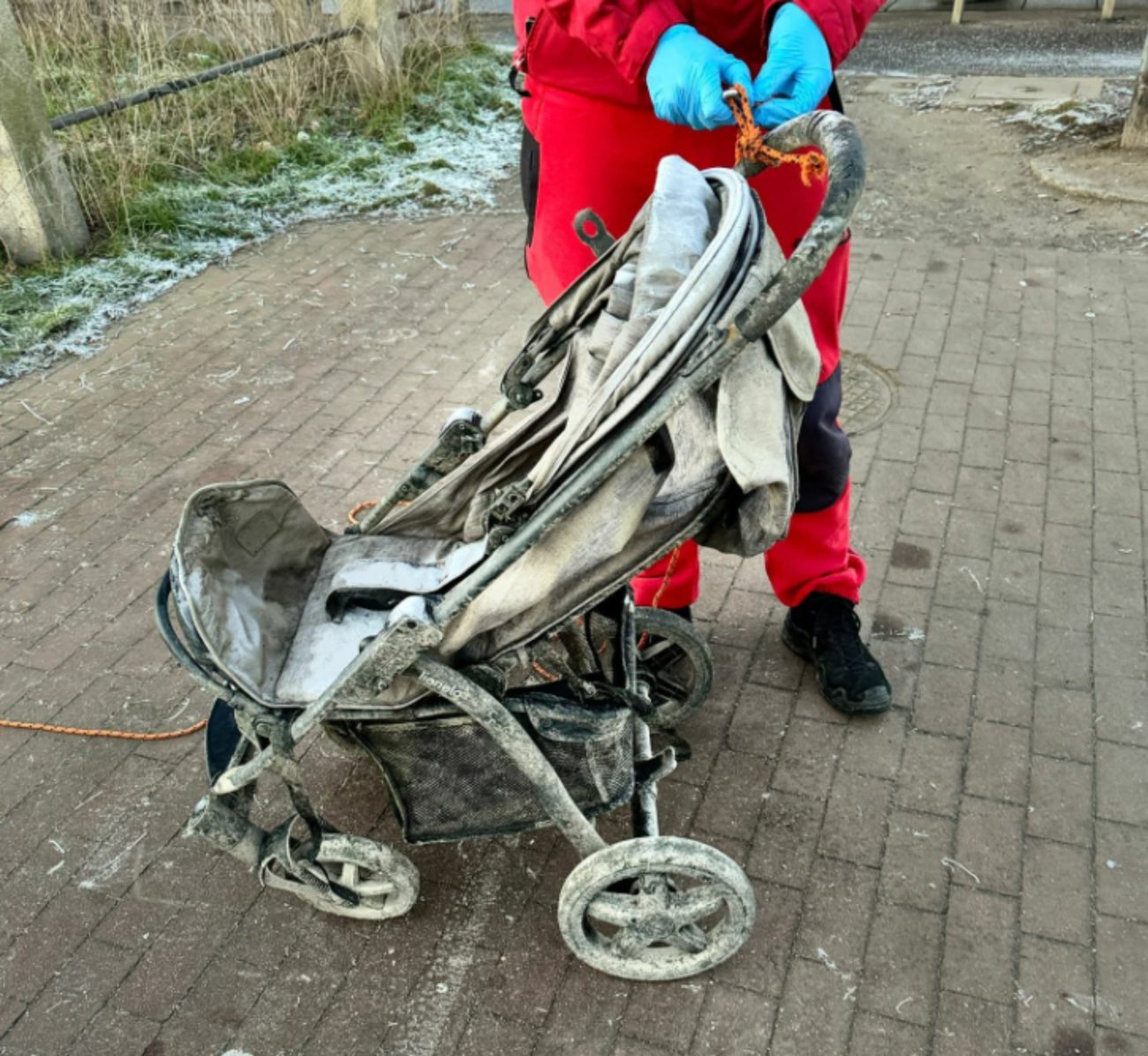 Wodna Służba Ratownicza. Wózek dziecięcy na Odrze. Fot: Wodna Służba Ratownicza