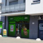 Lokale usługowe na osiedlu mieszkaniowym. Źródło: otodom.pl