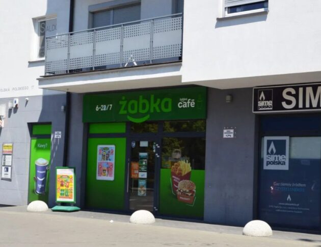 Lokale usługowe na osiedlu mieszkaniowym. Źródło: otodom.pl