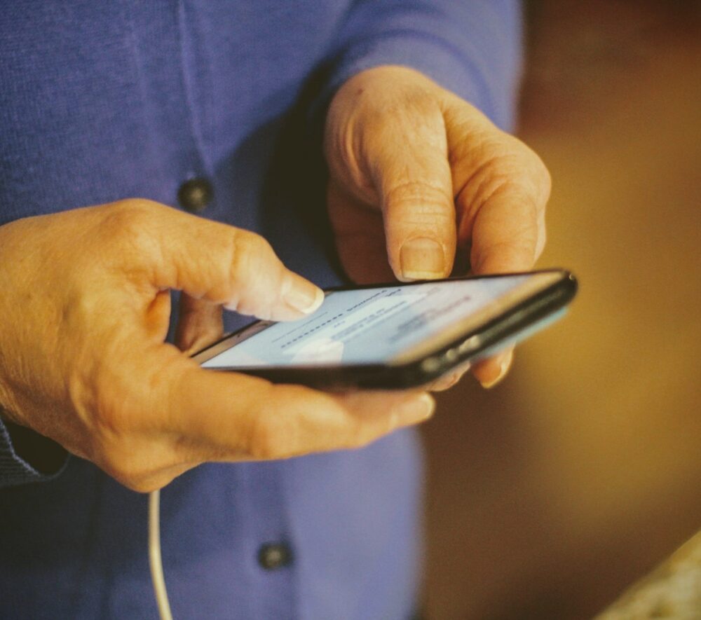 System ocen sprzedawców w internecie coraz częściej deformuje rzeczywistość. Presja na 5★, groźby pozwów i wymuszanie opinii maskują realne problemy. fot: Joshua Hoehne/Unsplash