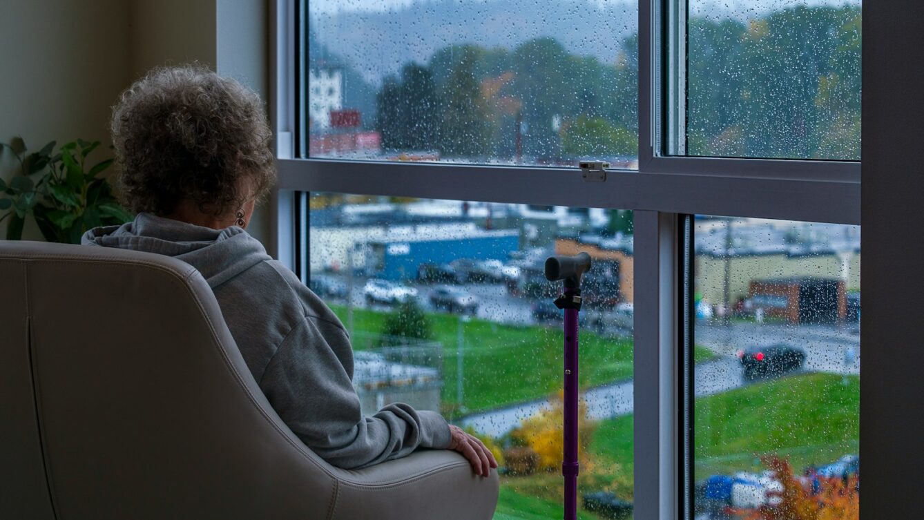 Codzienne siedzenie przy oknie i dostęp do światła dziennego wydłużają czas prawidłowej glikemii u osób z cukrzycą typu 2. Fot: Henry Fraczek / Unsplash