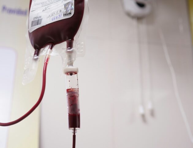 Punkt honorowego krwiodawstwa w Polsce – dawca oddający krew. fot: Aman Chaturvedi/Unsplash