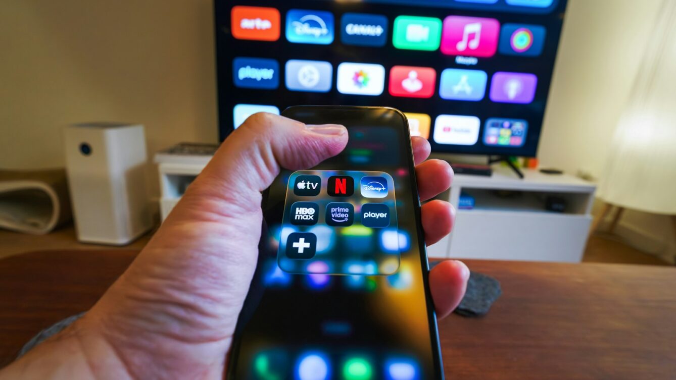 Prezes UOKiK Tomasz Chróstny wszczął postępowanie przeciwko HBO Europe. Urząd sprawdza, czy firma nieuczciwie odcina użytkowników od usługi, zmuszając ich do zakupu nowego sprzętu. fot: Jakub Żerdzicki/Unsplash