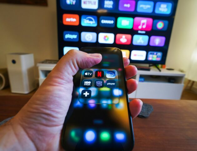 Prezes UOKiK Tomasz Chróstny wszczął postępowanie przeciwko HBO Europe. Urząd sprawdza, czy firma nieuczciwie odcina użytkowników od usługi, zmuszając ich do zakupu nowego sprzętu. fot: Jakub Żerdzicki/Unsplash