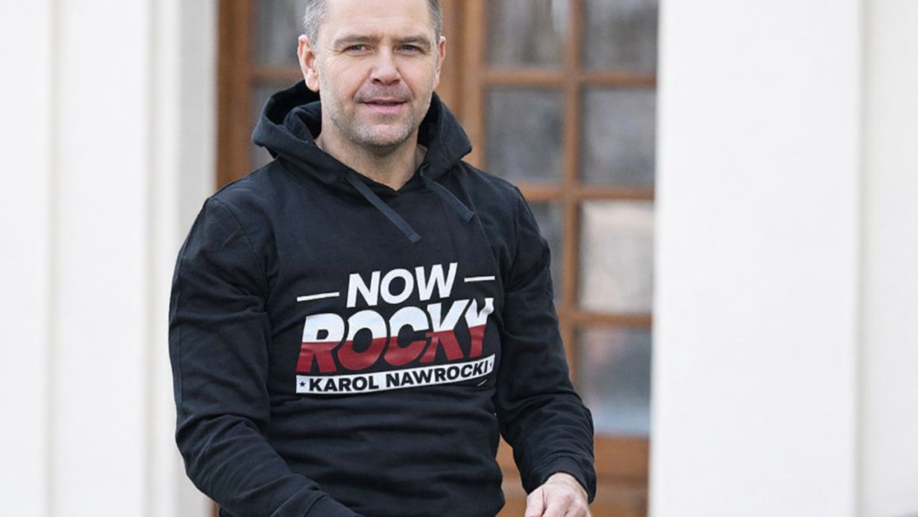 Prezydent Nawrocki reklamujący odzież rodzinnej firmy.