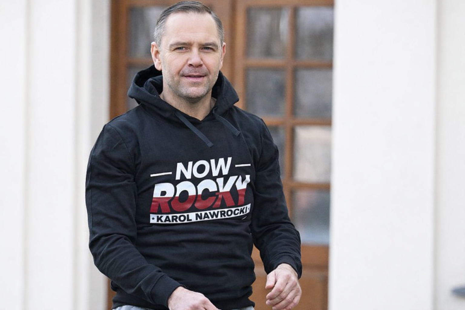 Prezydent Nawrocki reklamujący odzież rodzinnej firmy.