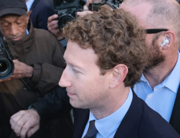 Mark Zuckerberg przybywa na zeznanie sądowe.