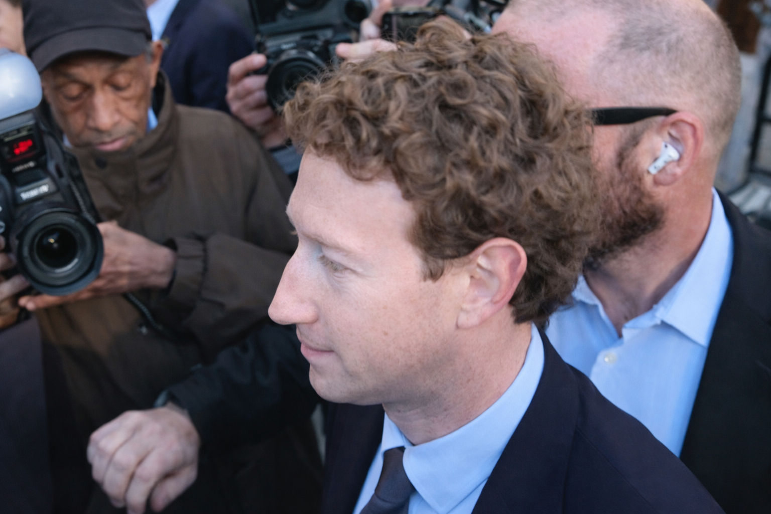 Mark Zuckerberg przybywa na zeznanie sądowe.