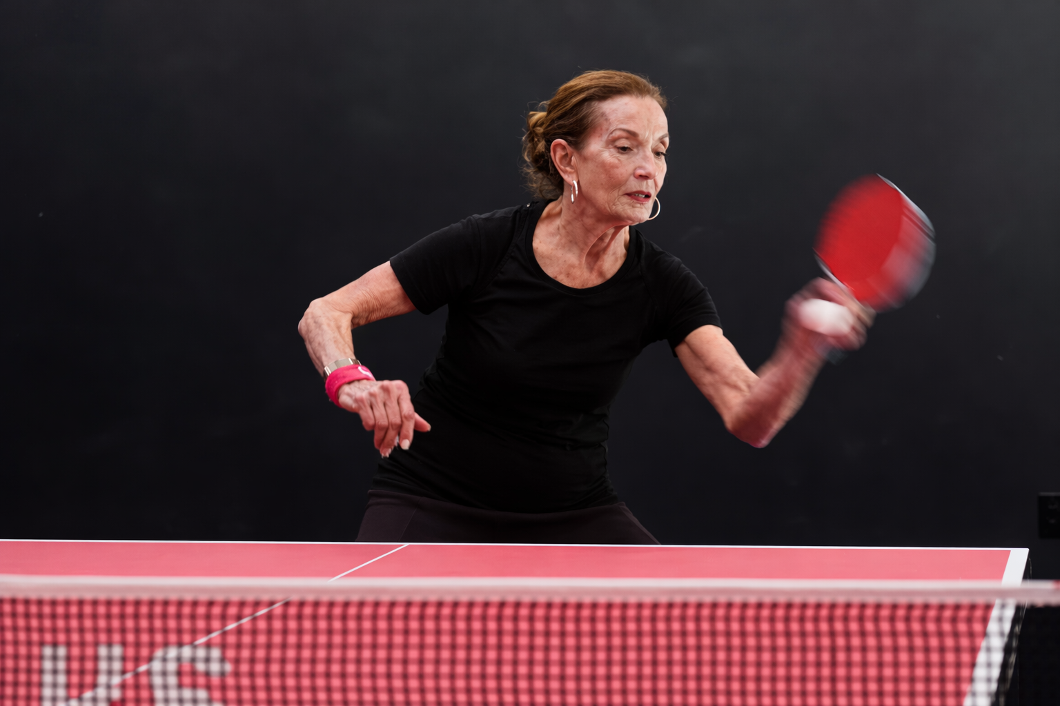 Carol Klenfner, udowadnia, że na sportowy debiut nigdy nie jest za późno. Choć grała w ping-ponga amatorsko w młodości, profesjonalną rywalizację podjęła dopiero w wieku 69 lat. Źródło Business Insider/Youtube