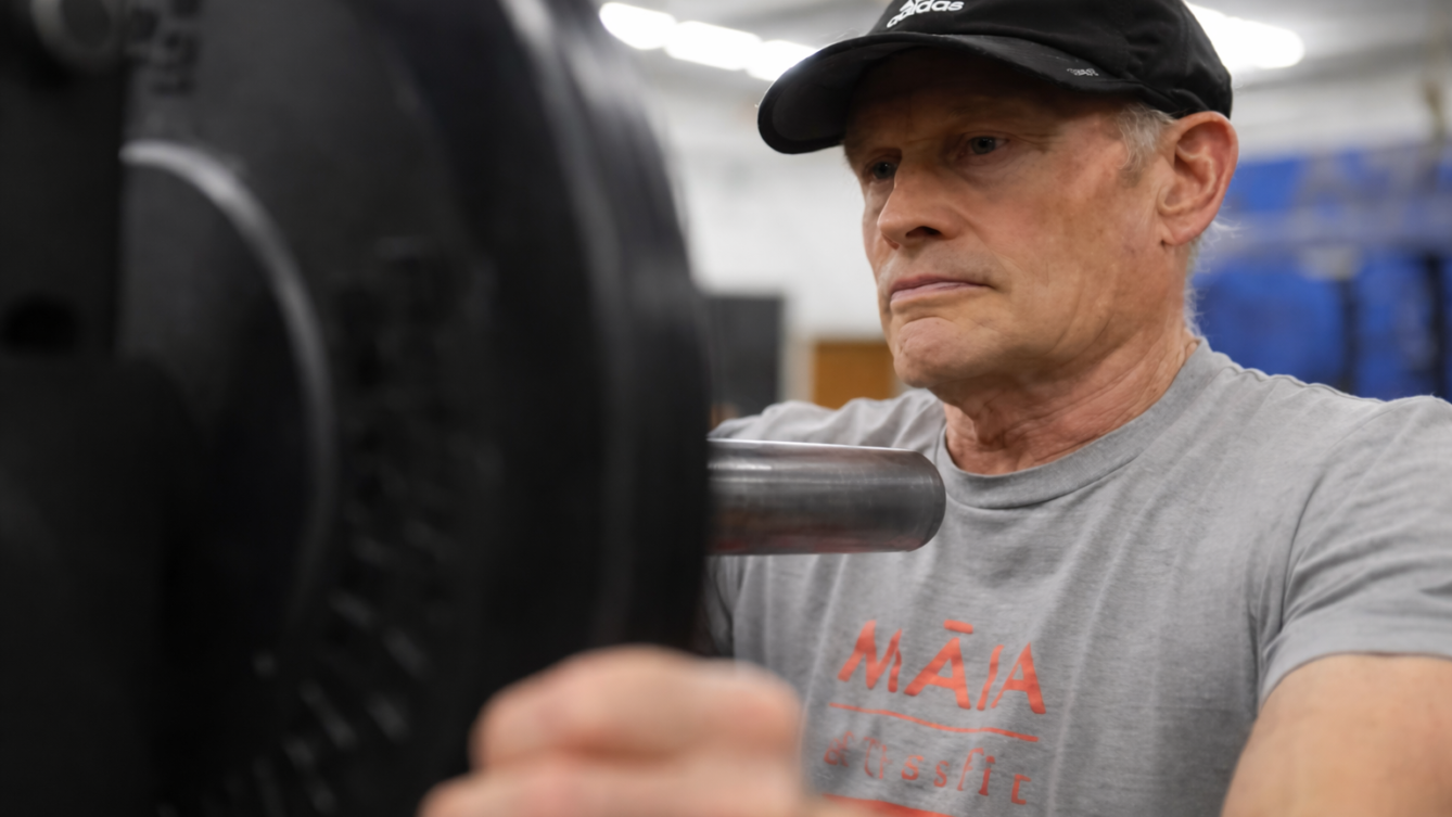 79-letni Tom Rauscher, który potrafi podnieść w martwym ciągu 125 kg – ponad dwukrotność swojej masy ciała. Tom udowadnia, że nawet zaawansowany wiek nie przekreśla zdolności adaptacyjnych. Źródło: Business Insider/ Youtube