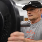 79-letni Tom Rauscher, który potrafi podnieść w martwym ciągu 125 kg – ponad dwukrotność swojej masy ciała. Tom udowadnia, że nawet zaawansowany wiek nie przekreśla zdolności adaptacyjnych. Źródło: Business Insider/ Youtube