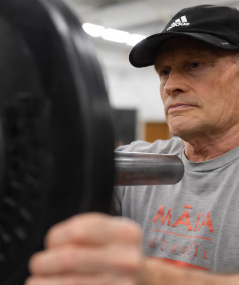 79-letni Tom Rauscher, który potrafi podnieść w martwym ciągu 125 kg – ponad dwukrotność swojej masy ciała. Tom udowadnia, że nawet zaawansowany wiek nie przekreśla zdolności adaptacyjnych. Źródło: Business Insider/ Youtube
