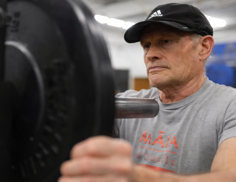 79-letni Tom Rauscher, który potrafi podnieść w martwym ciągu 125 kg – ponad dwukrotność swojej masy ciała. Tom udowadnia, że nawet zaawansowany wiek nie przekreśla zdolności adaptacyjnych. Źródło: Business Insider/ Youtube