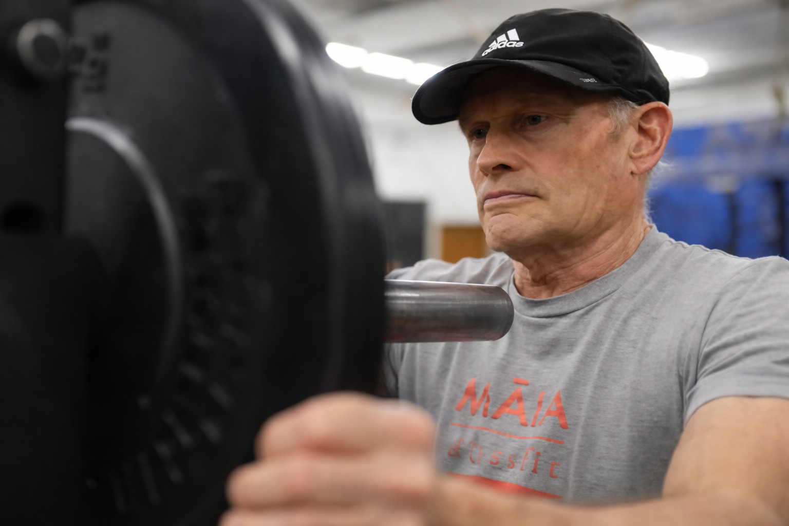79-letni Tom Rauscher, który potrafi podnieść w martwym ciągu 125 kg – ponad dwukrotność swojej masy ciała. Tom udowadnia, że nawet zaawansowany wiek nie przekreśla zdolności adaptacyjnych. Źródło: Business Insider/ Youtube