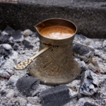 Prawdziwa turecka kawa parzona w specjalnym naczyniu - dżezwie.