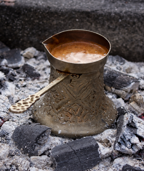 Prawdziwa turecka kawa parzona w specjalnym naczyniu - dżezwie.