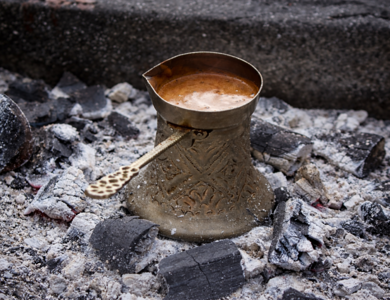 Prawdziwa turecka kawa parzona w specjalnym naczyniu - dżezwie.