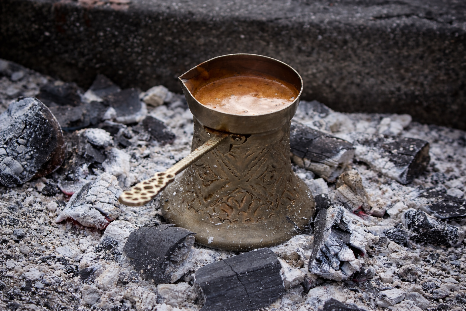 Prawdziwa turecka kawa parzona w specjalnym naczyniu - dżezwie.