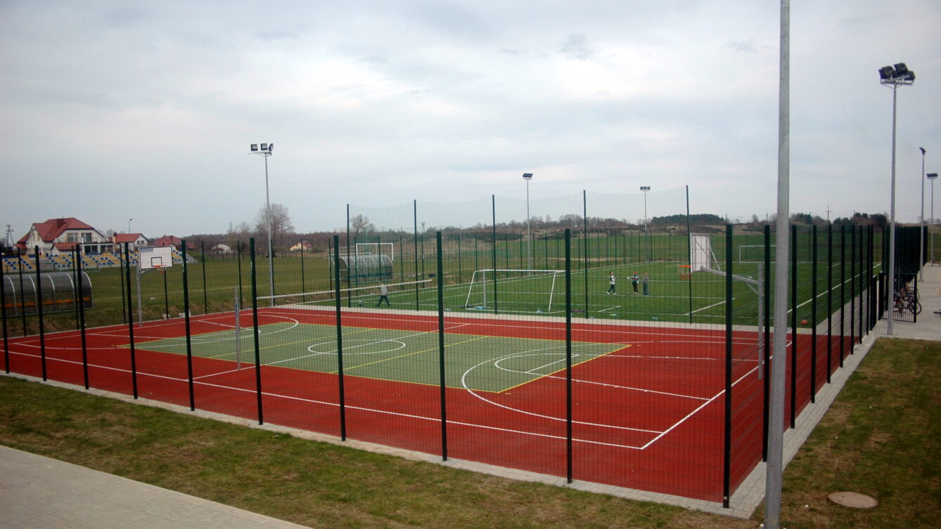 Boisko wielofunkcyjne „Orlik 2012” do gry w koszykówkę oraz siatkówkę w Dygowie. Autorstwa Radosław Drożdżewski- Praca własna, CC BY-SA 3.0