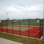 Boisko wielofunkcyjne „Orlik 2012” do gry w koszykówkę oraz siatkówkę w Dygowie. Autorstwa Radosław Drożdżewski- Praca własna, CC BY-SA 3.0