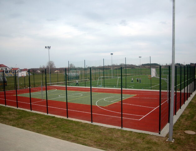 Boisko wielofunkcyjne „Orlik 2012” do gry w koszykówkę oraz siatkówkę w Dygowie. Autorstwa Radosław Drożdżewski- Praca własna, CC BY-SA 3.0