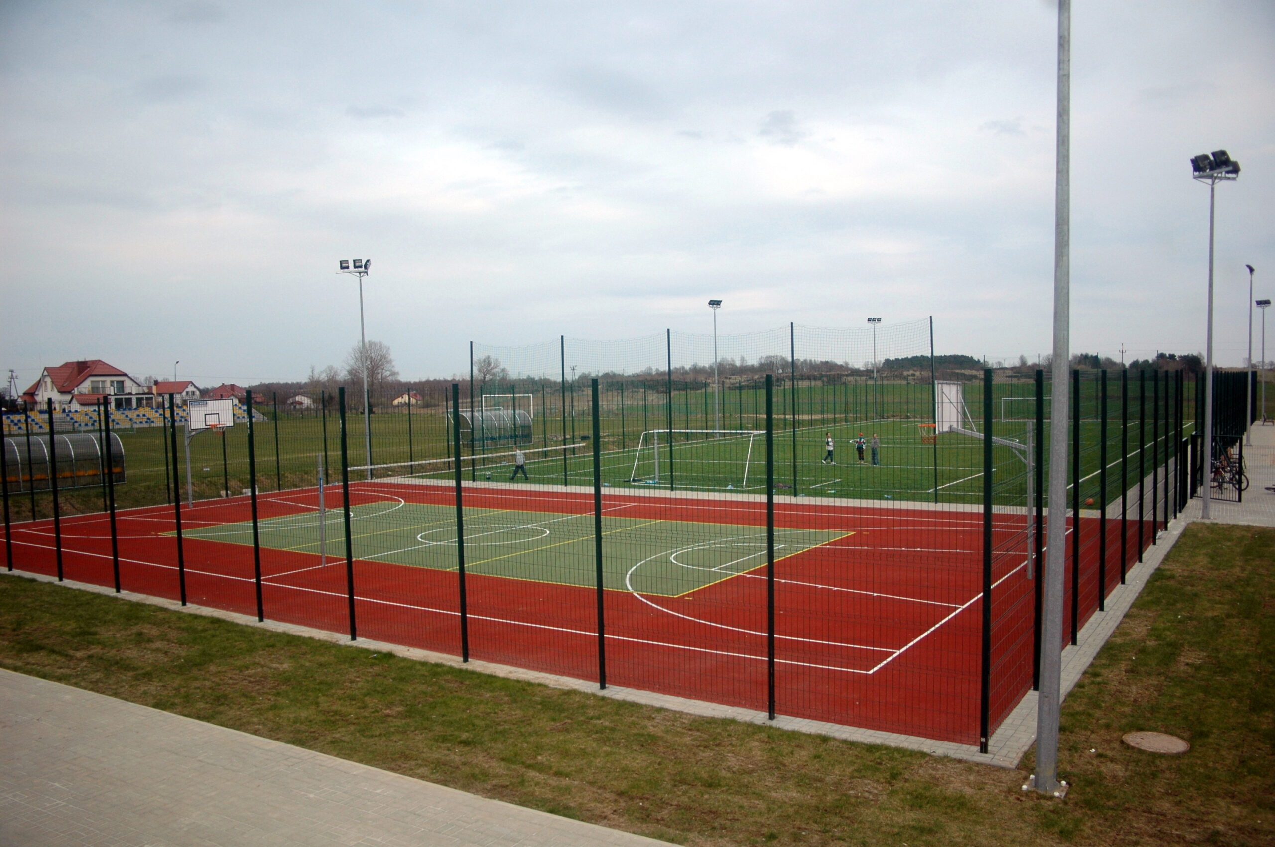 Boisko wielofunkcyjne „Orlik 2012” do gry w koszykówkę oraz siatkówkę w Dygowie. Autorstwa Radosław Drożdżewski- Praca własna, CC BY-SA 3.0