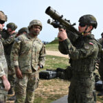Polski żołnierz z zestawem Piorun podczas ćwiczeń Exercise Shield 2024. Autorstwa U.S. Army photo by Paolo Bovo - Domena publiczna