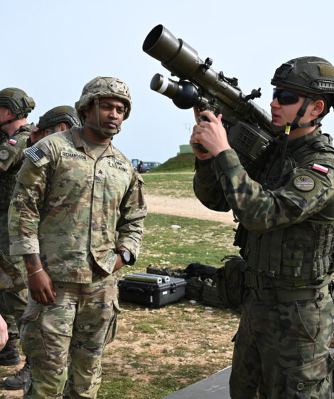 Polski żołnierz z zestawem Piorun podczas ćwiczeń Exercise Shield 2024. Autorstwa U.S. Army photo by Paolo Bovo - Domena publiczna