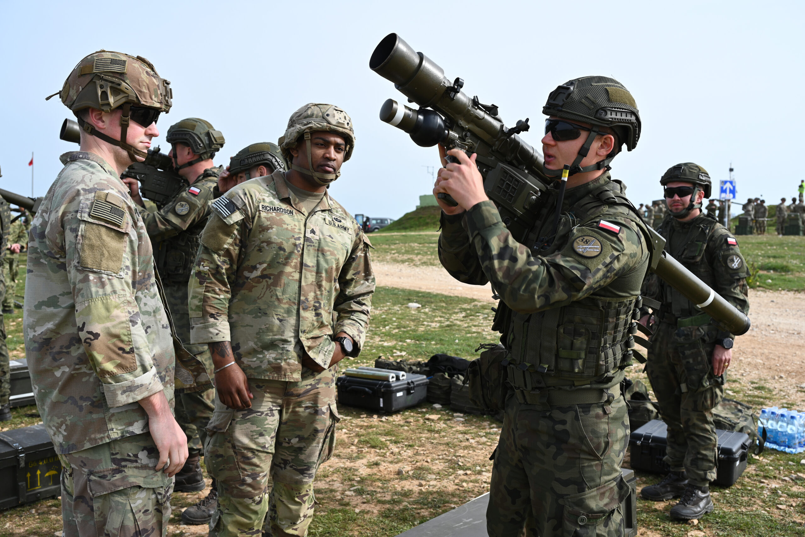Polski żołnierz z zestawem Piorun podczas ćwiczeń Exercise Shield 2024. Autorstwa U.S. Army photo by Paolo Bovo - Domena publiczna